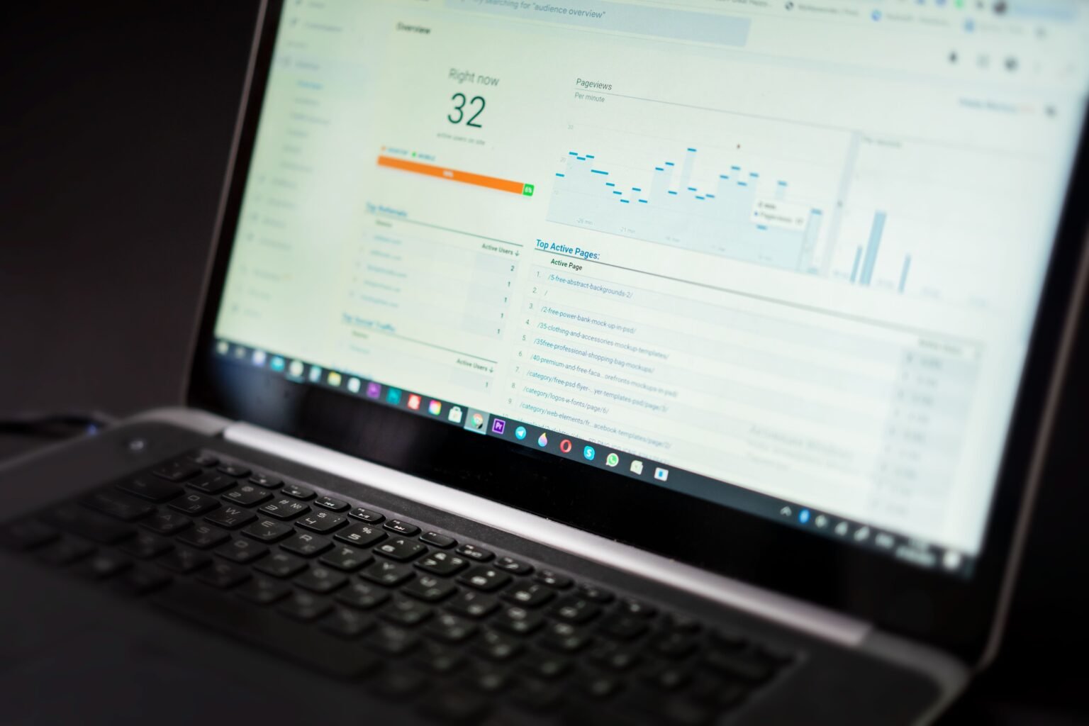 Laptop menampilkan dashboard analitik yang merepresentasikan update produk PEER