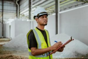 Pengawasan K3 berbasis risiko: petugas memeriksa kondisi pabrik dengan checklist inspeksi