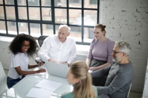 Tim dosen dan pengelola kampus membahas proposal pengadaan software praktikum K3